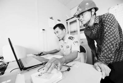 千景公司附近科技園區警務室民警安裝使用精倫IDR210身份證閱讀器